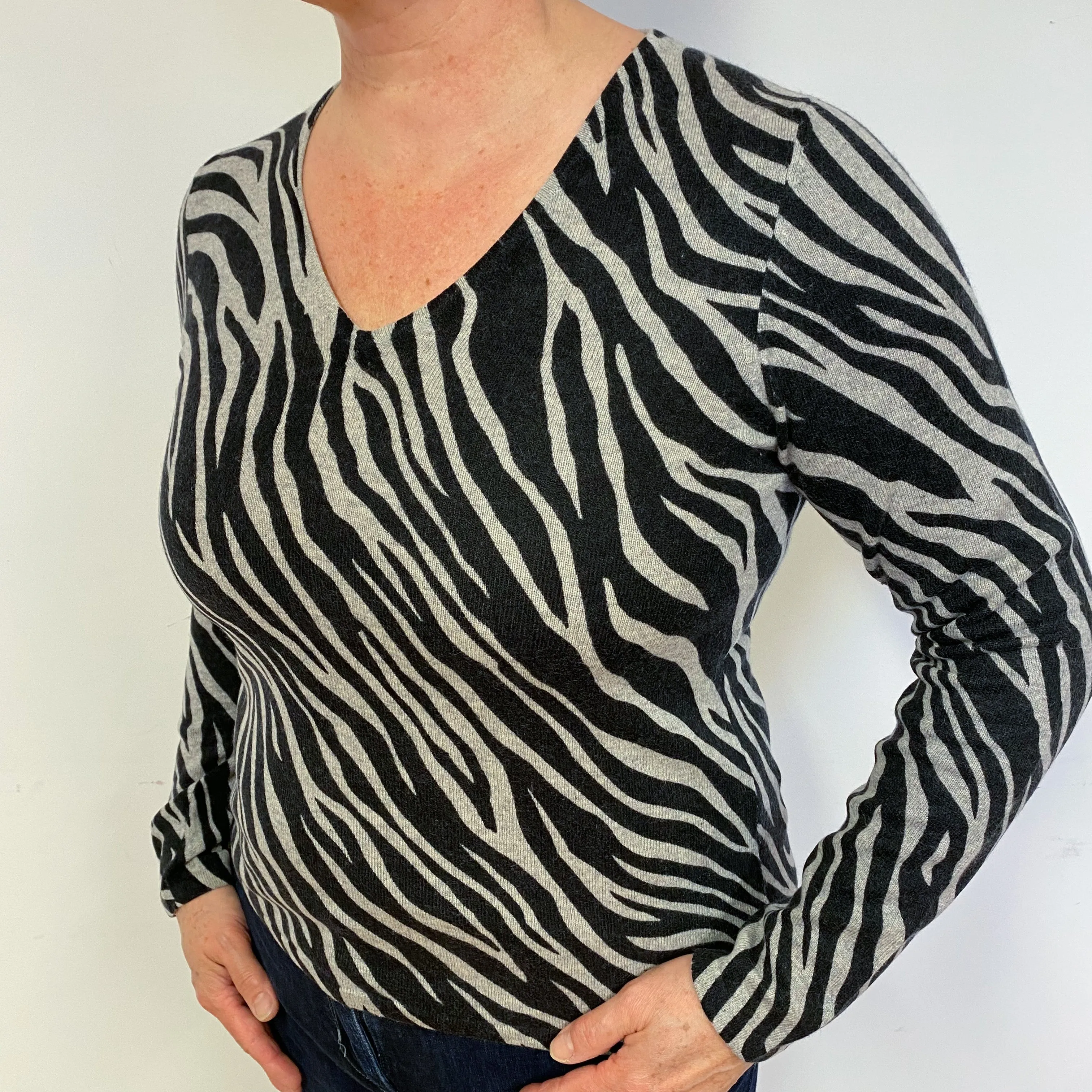 Black Grey Animal Print Cashmere V-Neck Jumper Large.