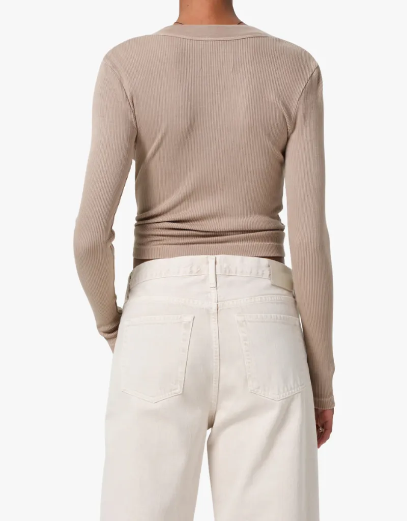 Citizens of Humanity Varra Henley Shirt in Sandatlas